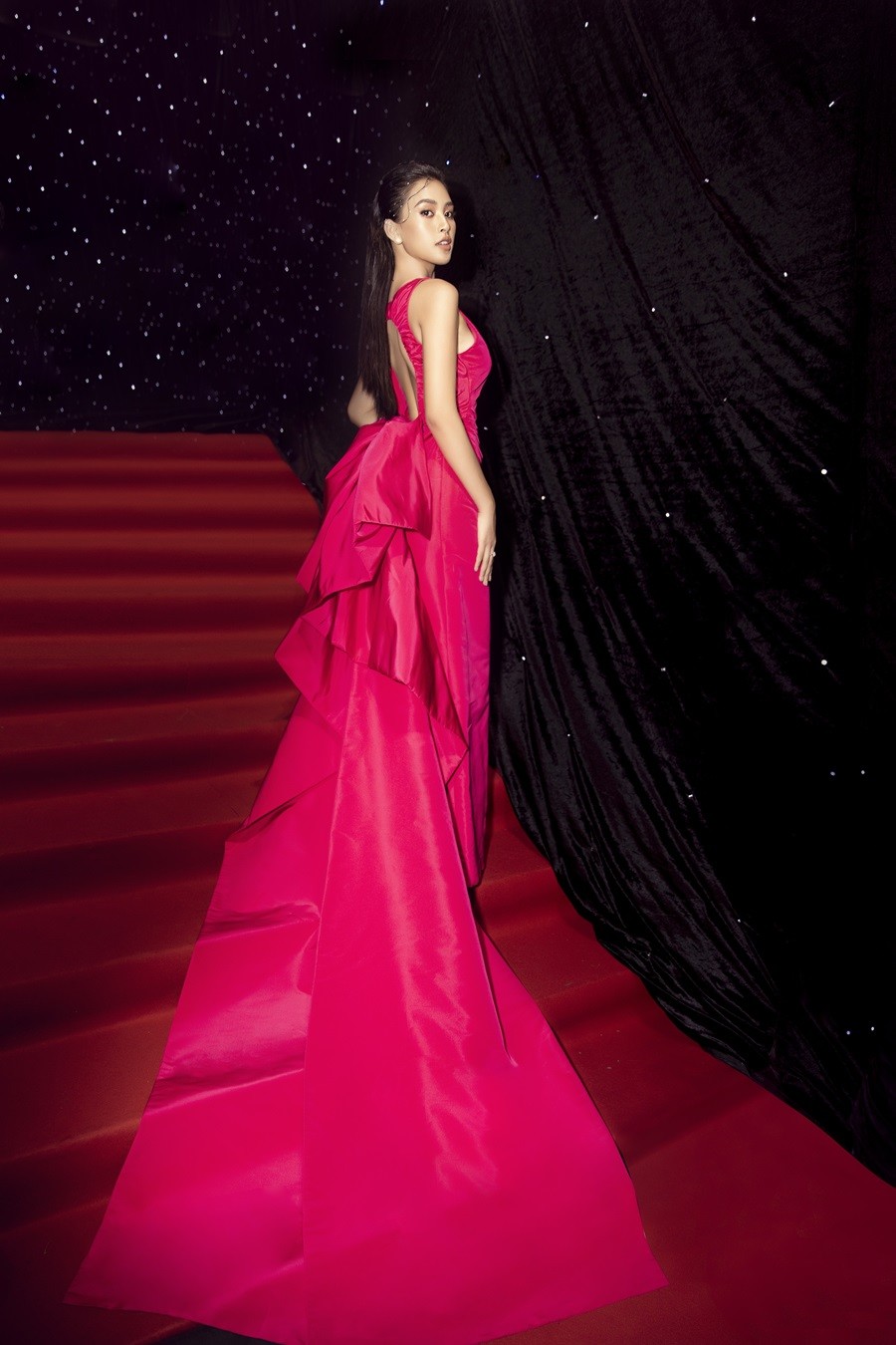 Hoa hậu Tiểu Vy nổi bật với thiết kế váy dạ hội bằng vải taffeta ôm sát, phần đuôi cá xếp tầng nữ tính nhưng sẽ chẳng có gì đặc biệt nếu thiết kế này không phải là hồng neon.