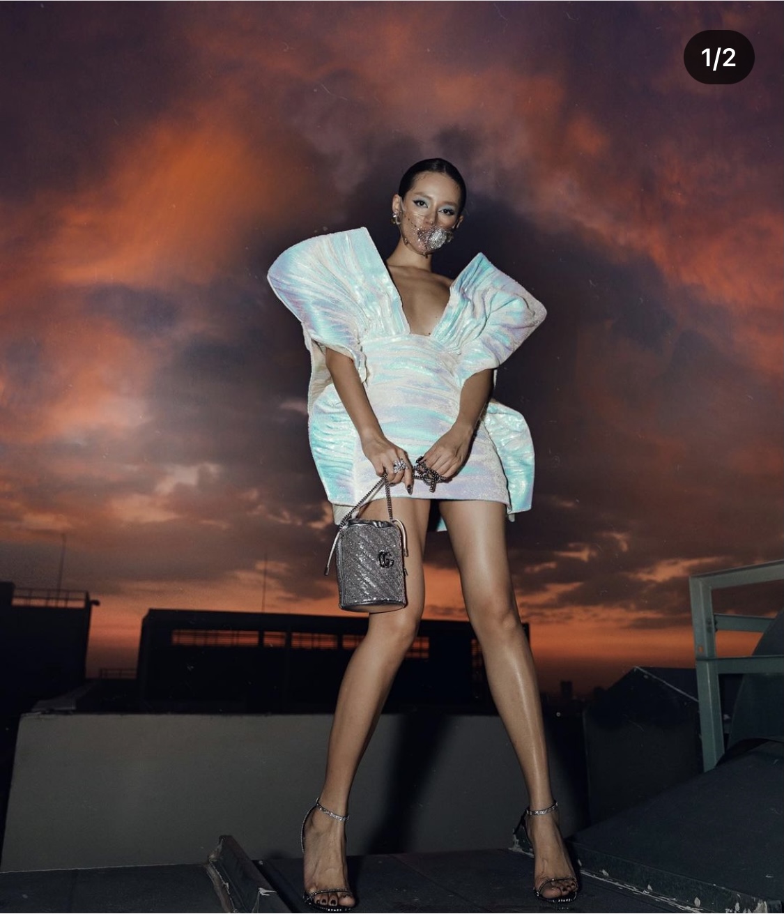 Khánh Linh thả dáng High-fashion bên chiếc túi Gucci lấp lánh.