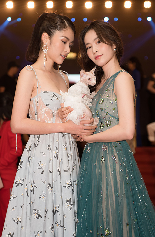 Hai chị em Nam Anh - Nam Em không túi hiệu mà sử dụng chú mèo Ả Rập giá chục triệu làm 'phụ kiện' tham dự thảm đỏ.