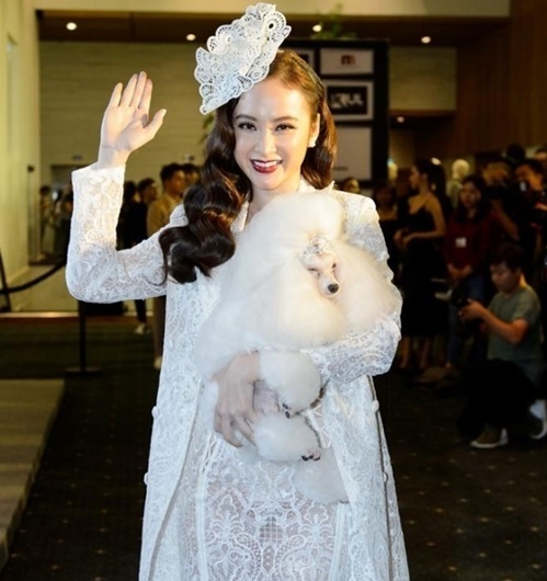 Cô nàng cũng từng dắt chú chó cưng, lông trắng muốt cho hợp với trang phục khi tham dự sự kiện thời trang.