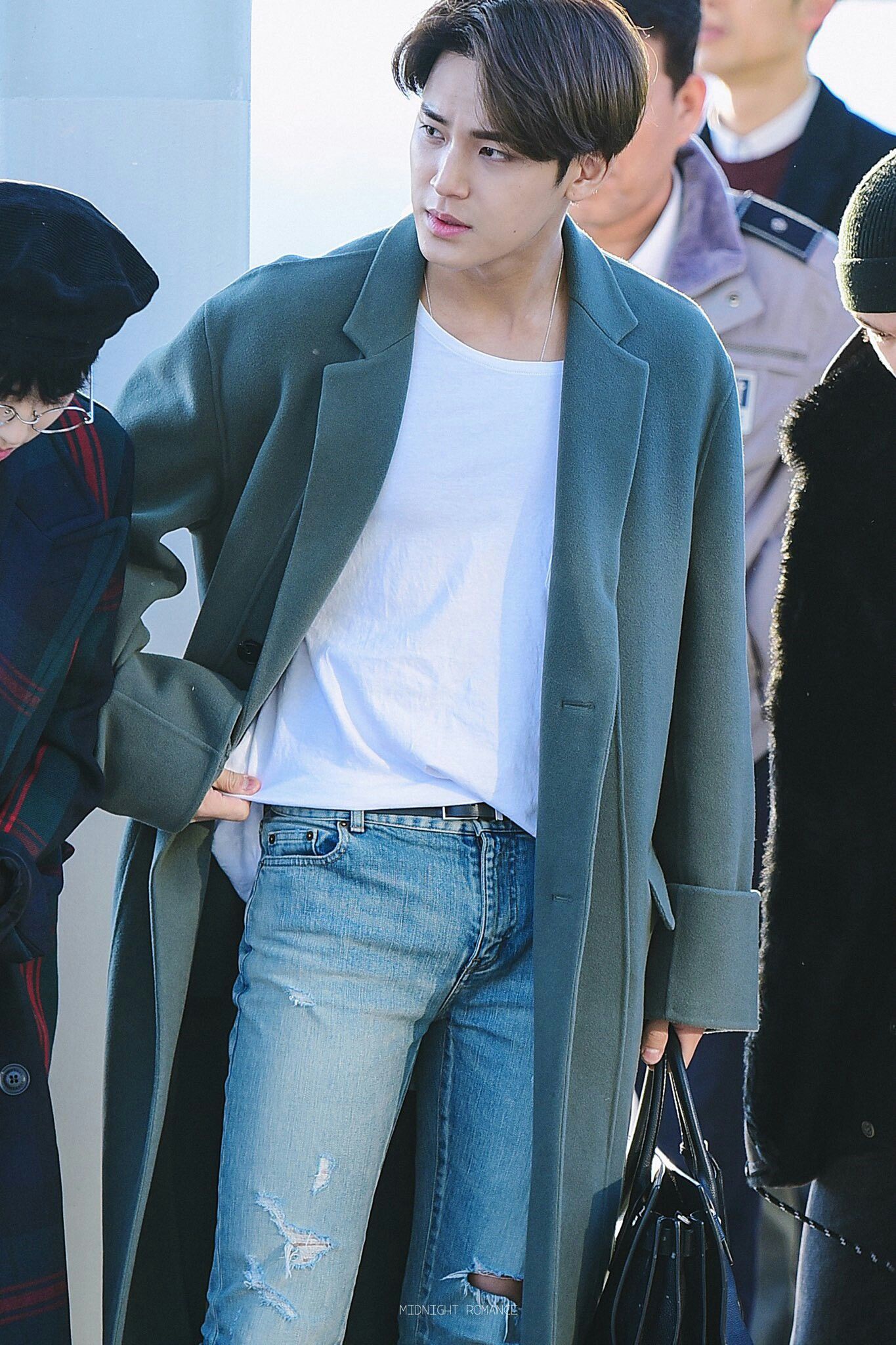 Mingyu ưa chuộng style basic với áo thun, quần skinny jeans phối cùng áo blazer dài để thể hiện sự trẻ trung năng động.