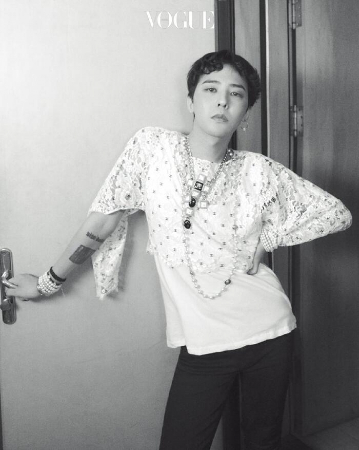 G-Dragon trở lại với phong cách nữ tính khi xuất hiện trên bìa Vouge.