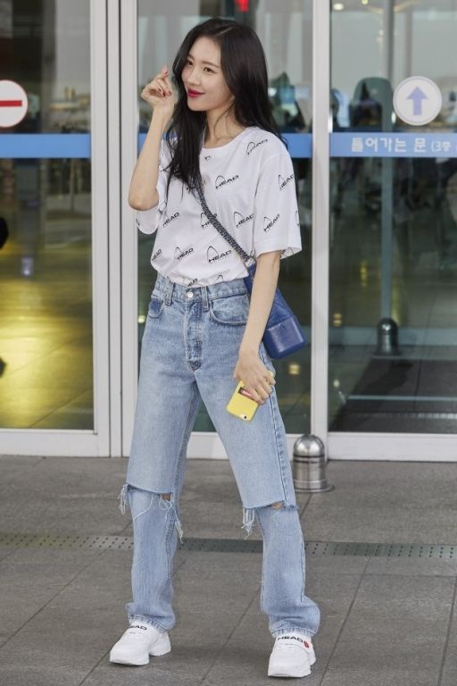 Thời trang thường ngày của Sunmi luôn có mặt quần jeans và giày sneakers trắng.