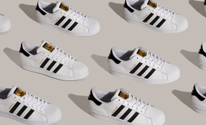 Thiết kế với hai màu đen trắng và mũi giày hình vỏ sò độc đáo đã giúp Adidas Superstar góp mặt trong danh sách này.