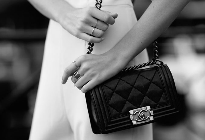 Túi Chanel Boy với hình dáng cứng cáp, thể hiện sự mạnh mẽ nhưng với thiết kế đơn giản và tinh tế dành cho phái đẹp.