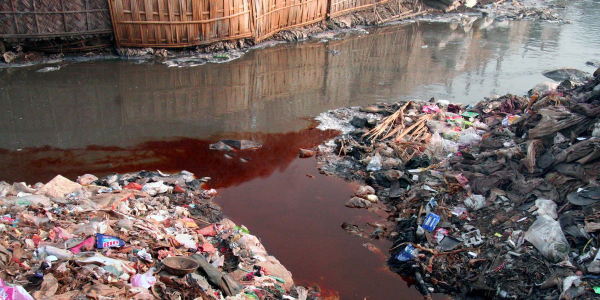 Thực trạng chung của những con sông nơi 'đống đô' của các xí nghiệp sản xuất hàng may mặc, với phẩm màu hoá học gây ô nhiễm cùng với lượng rác thải không phân huỷ chất đống.