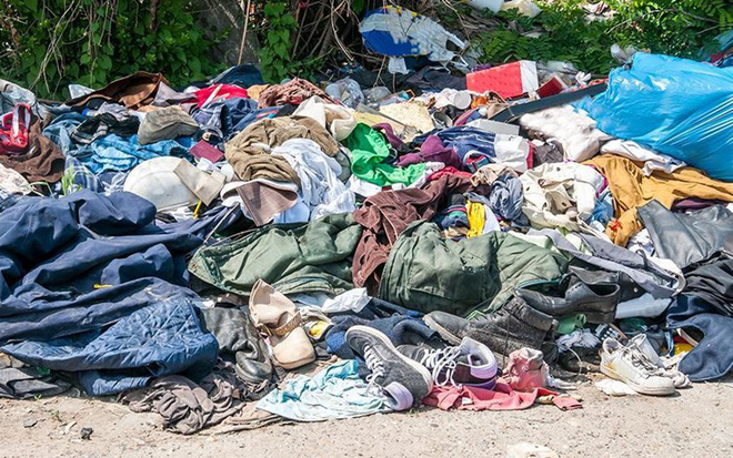 Những bãi phế liệu với quần áo cũ chất đống, ảnh hưởng đến môi trường sống của con người.
