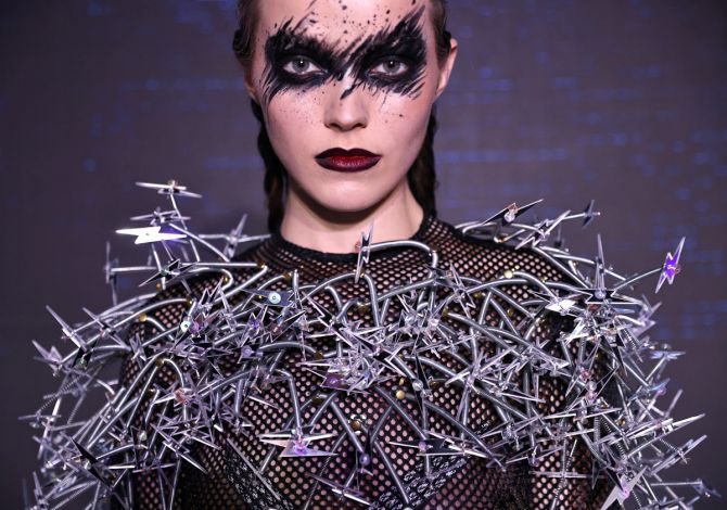 Nhà thiết kế biến rác thải thành trang phục thời trang cao cấp