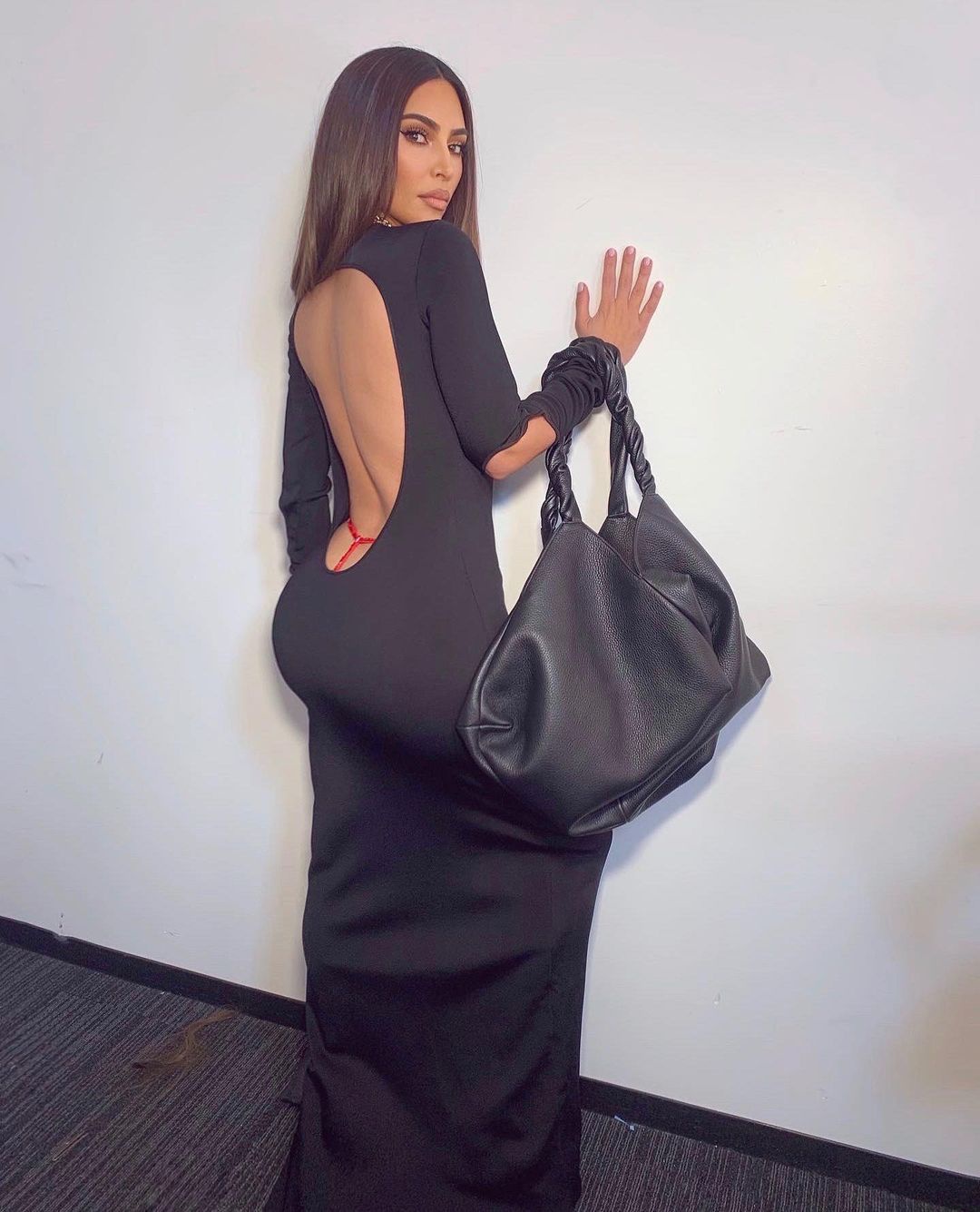 Kim Kardashian gần đây cũng ưa chuộng kiểu mặc này vì thể hiện được sự sexy nhưng không phản cảm.