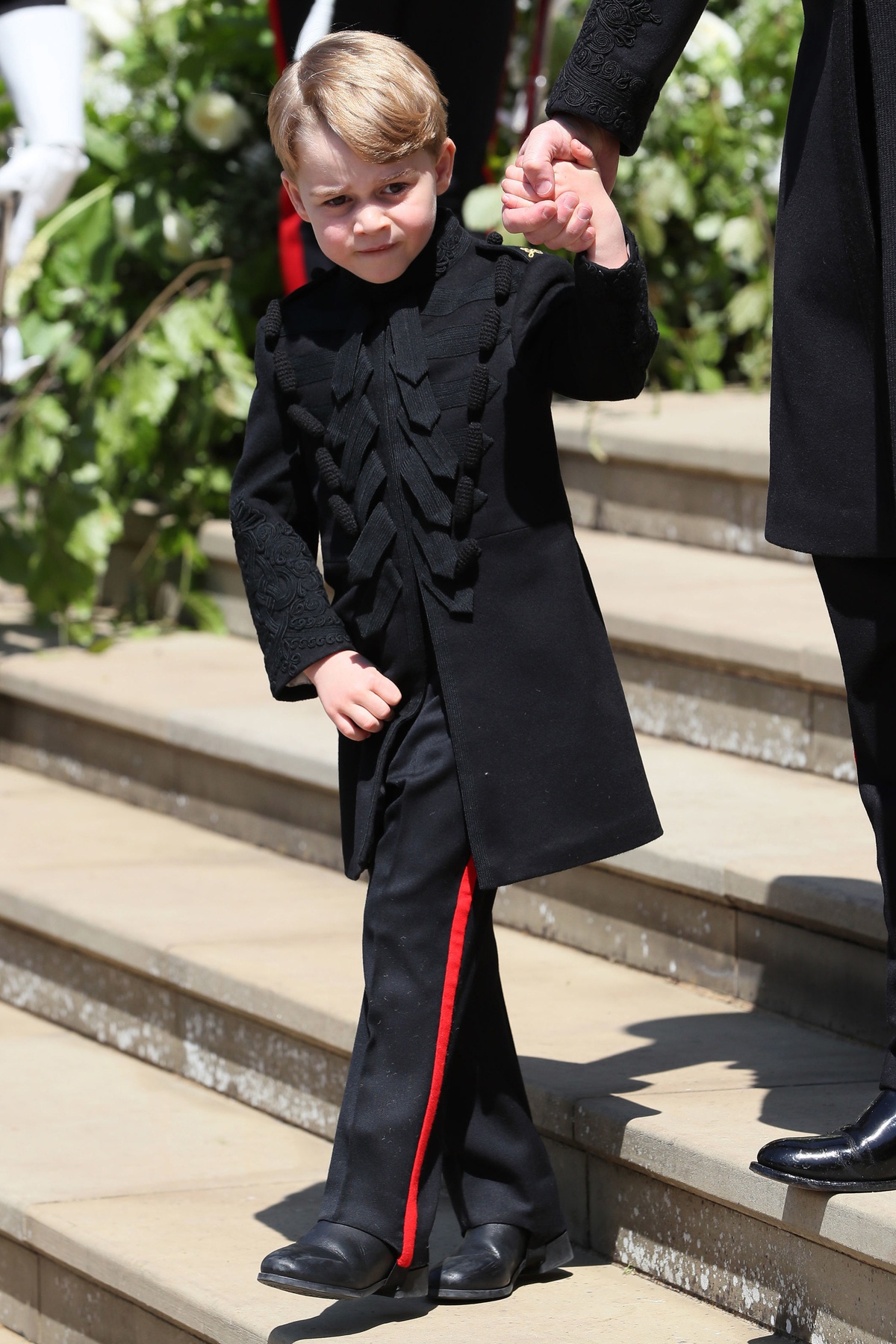 Hoàng tử George được mặc trang phục may sang trọng đẳng cấp hoàng gia.