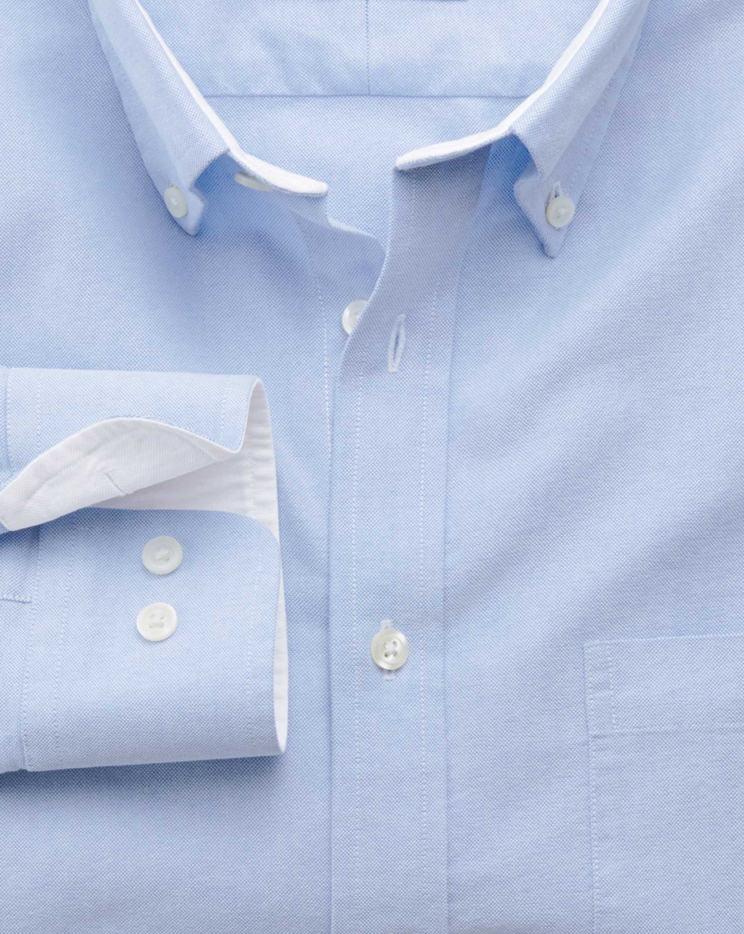 Áo Oxford thường có cổ gập cài nút (button down), chất vải cotton cứng và kiểu dệt họa tiết đan rổ đặc trưng