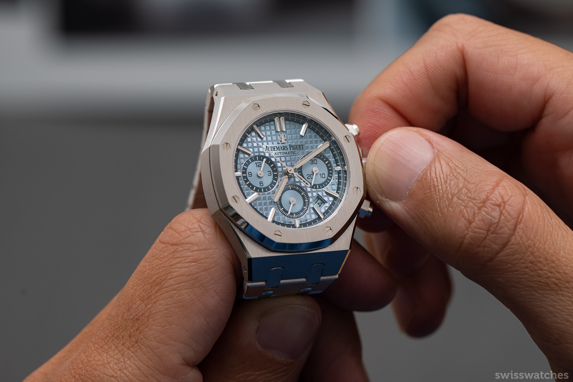 Với lớp vỏ được đúc nguyên khối từ vàng trắng 18K, chiếc đồng hồ đến từ thương hiệu Audemars Piguet với tên gọi Ice Blue Disk đem đến một vẻ ngoài trẻ trung, sang trọng. Mặt đồng hồ được vác thành hình bát giác, lớp đệm trang trí kiểu lưới lớn.