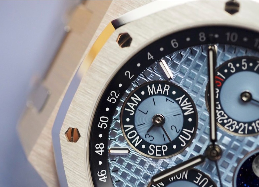 Chiếc đồng hồ được trang bị bộ máy lên dây tự động Calibre 2385 và có thể dự trữ năng lượng trong 40 giờ. Kiểu dáng đồng hồ Ice Blue Disk đem đến một sự năng động với màu xanh ngọc nhưng cũng không kém phần sang trọng. Hiện giá của nó rơi vào khoảng 53.000 đô ( khoảng 1 tỷ 222 triệu đồng).