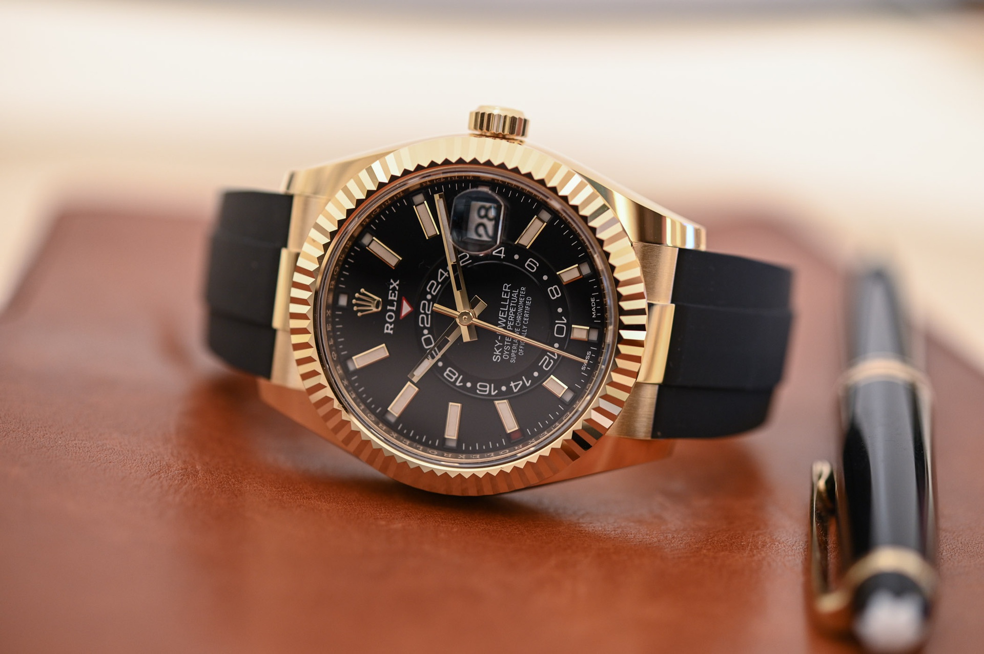 Rolex Sky-Dweller Oysterflex Braclet là chiếc đồng hồ tiếp theo góp mặt trong danh sách. Mặt đồng hồ bằng vàng, có vòng khung hình răng cưa, phản chiếu ánh sáng đầy sang trọng. Chiếc đồng hồ sử dụng dây đeo cao su thay vì dây sắt như thông thường để thể hiện tính hiện đại trong một thiết kế cổ điển.