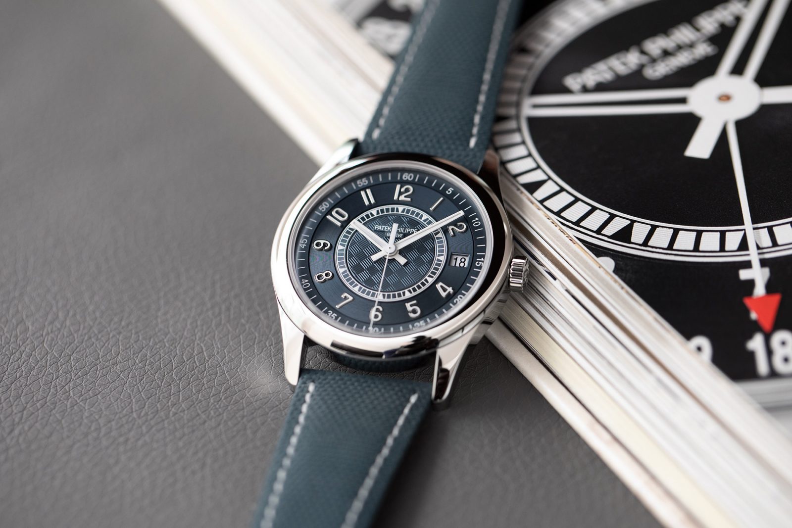 Dù đã là thiết kế vào năm 2020, nhưng Patek Philipe Calatrava Ref 6007A-001 vẫn là mẫu đồng hồ được ưa chuộng cho các chàng trai công sở. Bạn cần một chiếc đồng hồ sang trọng vừa đủ nhưng vẫn đảm bảo được tính linh hoạt khi phối cùng nhiều trang phục khác nhau thì đây chính là chiếc đồng hồ dành cho bạn.