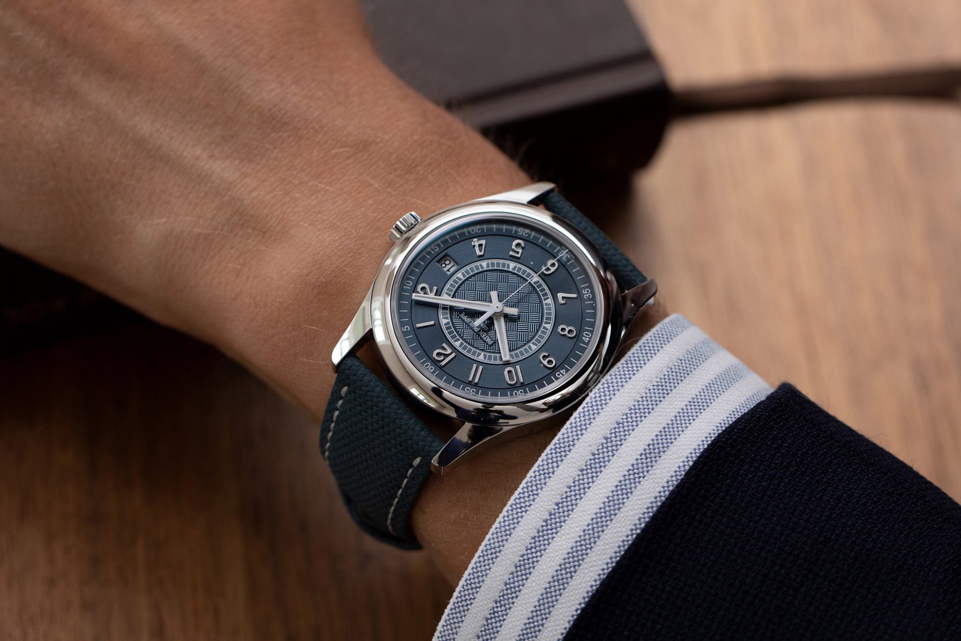Với thiết kế khung thép chắc chắn, quai đeo dây da nhẹ và bền cùng màu xanh dương đậm không kén da, chiếc đồng hồ này thoả mãn được yêu cầu về một mẫu phụ kiện thích hợp diện hàng ngày. Hiện nay Patek Philipe Calatrava Ref 6007A-001 chỉ sản xuất 1000 chiếc và có giá 28.250 đô ( khoảng 650 triệu đồng).