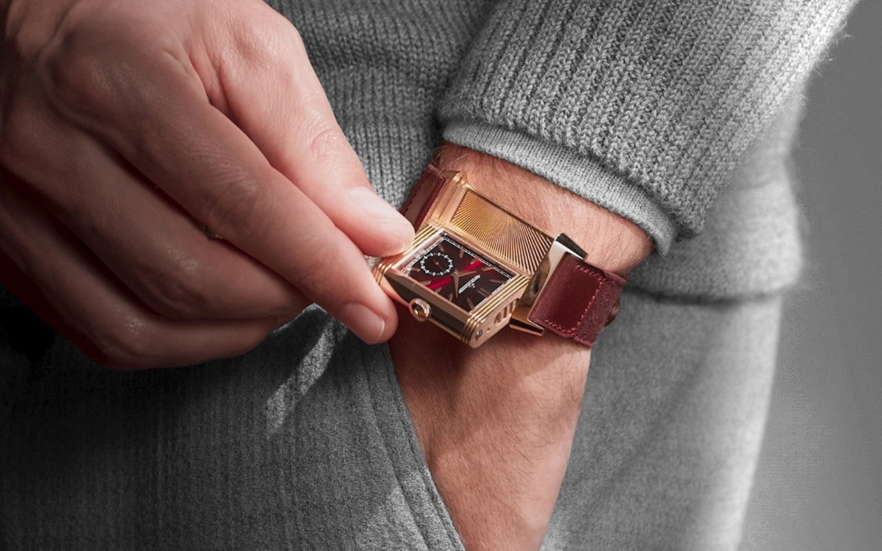 Jaeger-LeCoultre Flip Series là một mẫu đồng hồ đỏ hiếm hoi xuất hiện trong danh sách. Với sự đơn giản hoá trong thời trang, màu đỏ không còn là màu sắc được ưa chuộng khi mua một chiếc đồng hồ. Sắc đỏ mà Jaeger-LeCoultre Flip Series đem đến là sắc đỏ của rượu champange, sắc đỏ kiêu sa và quyến rũ. Đặc biệt mặt đồng hồ của nó có thể trượt, giúp bạn xem giờ ngay cả khi không cần giơ tay lên.