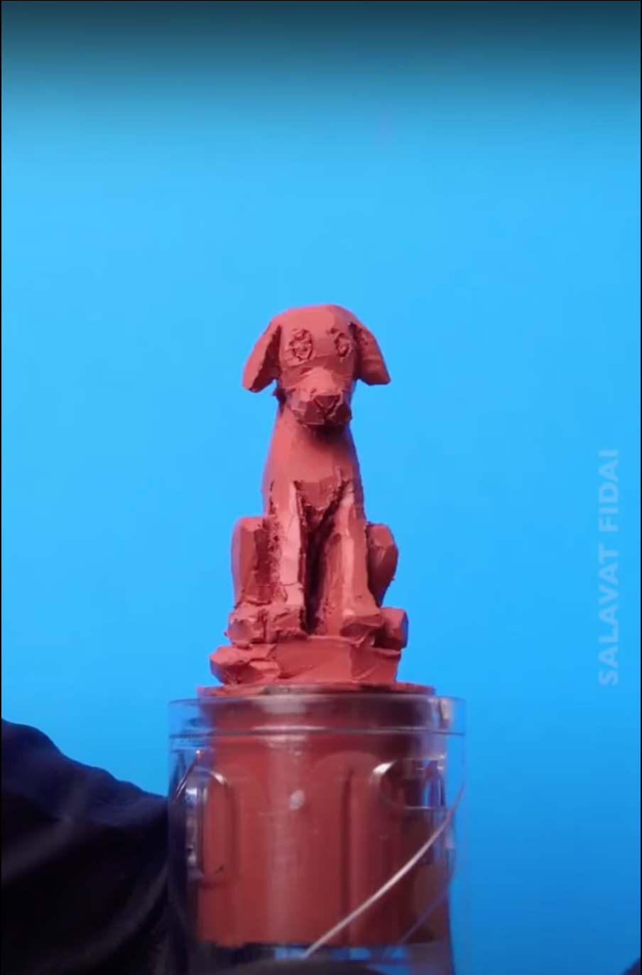 Tác phẩm chú chó của anh được điêu khắc từ thỏi son màu nâu vô cùng chân thật, bắt mắt.