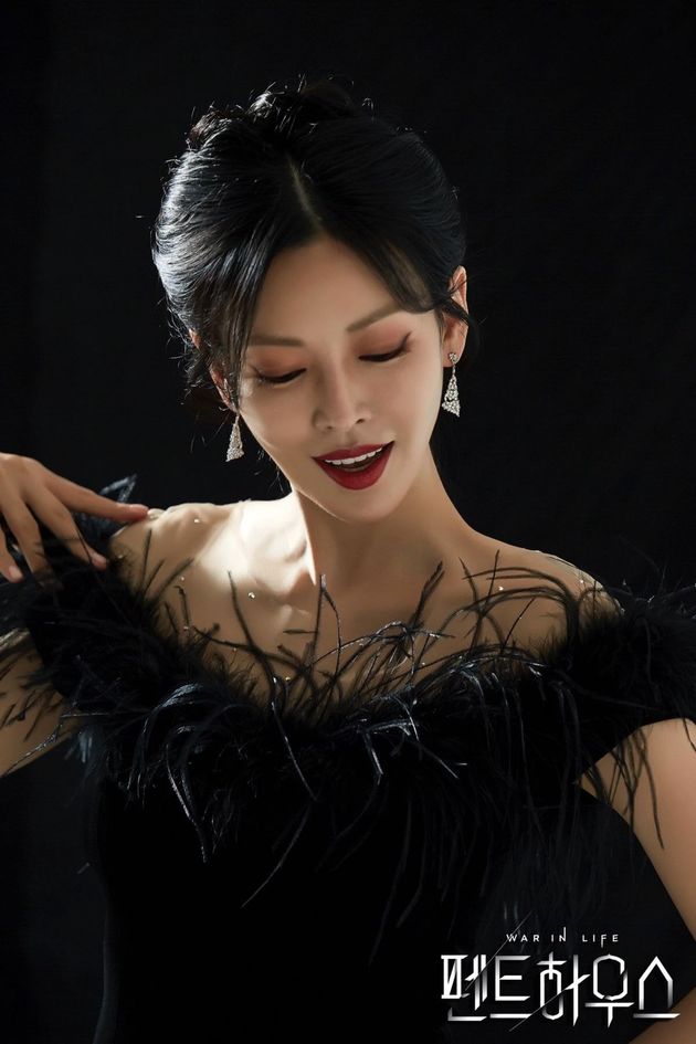 Ngay từ tạo hình nhân vật trên tấm poster, Kim So Yeon đã gây bất ngờ với hình ảnh mới. Lối make up đậm và bộ báy đen tuyền, đính lông vũ đã dự đoán cô nàng sẽ vào vai một cô gái có xuất thân quyền quý nhưng lại đầy dã tâm và thủ đoạn.