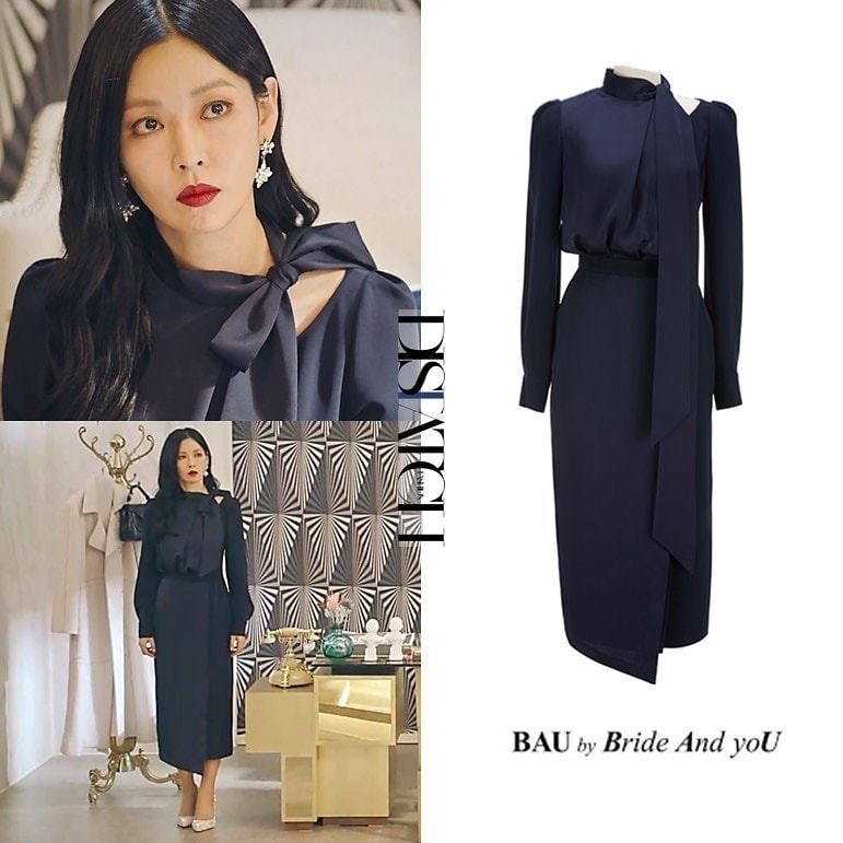 Mở đầu phim, Kim So Yeon đã xuất hiện với hình ảnh sang trọng. Cô nàng diện một chiếc váy đen với điểm nhấn là dây thắt nơ ở cổ. Được biết đây là chiếc váy thuộc thương hiệu Hàn Quốc BAU by Bride And yoU có giá hơn 300.000 won (khoảng 7 triệu đồng).
