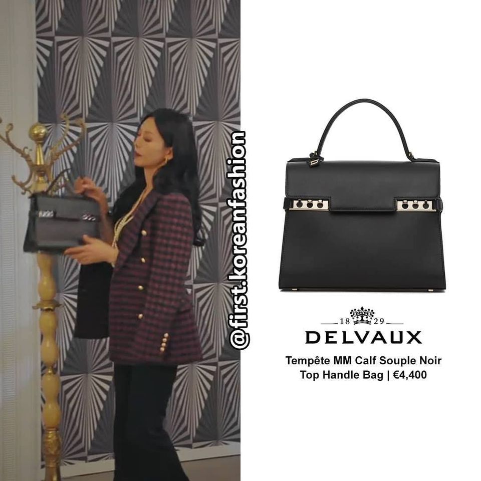 Bên cạnh váy áo, 'ác nữ' Kim So Yeon còn có cả bộ sưu tập những chiếc túi màu đen, điển hình là mẫu túi trống phối dây xích kim loại đến từ thương hiệu Delvaux có giá 4000 Euro (khoảng 112 triệu đồng).