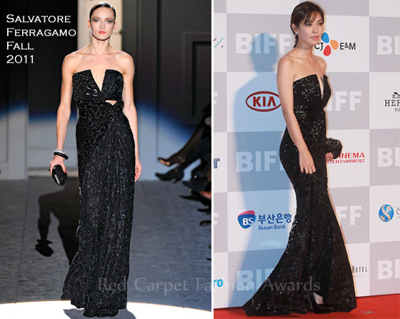 Xuất hiện trên thảm đỏ, Kim So Yeon một lần nữa lại chọn váy đen. Mẫu váy của thương hiệu Salvatore Ferragamo Fall 2011 với điểm đặc biệt là chất liệu sequin đen bí ẩn, tạo thêm sự quyến rũ, thu hút cho nữ diễn viên.