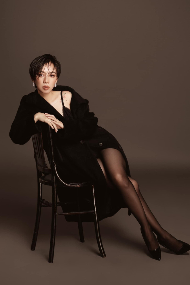 Thu Trang liên tục biến hoá với biểu cảm sexy và những dáng pose thời trang đầy sang trọng trong thiết kế váy ôm đen hai dây, áo khoác lông và vớ da chân mong manh quyến rũ.