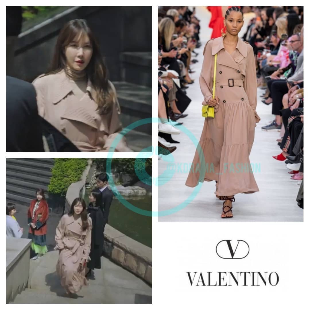 Vì là vai sống trong giàu sang nhung lụa, lại gây nhiều thiện cảm, Lee Ji Ah thường xuyên diện những thiết kế màu nude, pastel nhẹ nhàng. Mẫu áo khoác của Valentino được cô nàng xử đẹp khi diện cùng váy voan dài cùng tông, vừa thanh lịch vừa lộng lẫy.