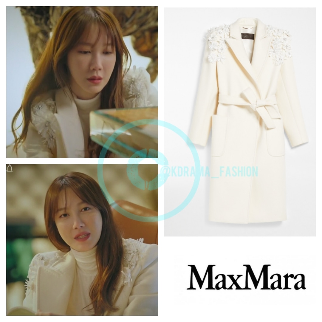 Khả năng phối đồ đỉnh cao của Lee Ji Ah khi phối áo khoác tone-sur-tone với áo trong. Chiếc áo khoác đến từ thương hiệu MaxMara với điểm nhấn cầu vai thêu nổi những bông hoa, càng tôn lên vẻ đẹp băng khiết của nữ diễn viên.