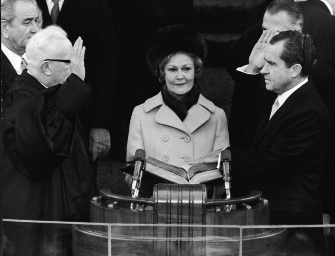 Bà Patricia Nixon lựa chọn thiết kế áo măng tô đơn giản, thể hiện sự nghiêm trang và lịch sự trong lễ nhặm chức của Tổng thống Richard Nixon vào năm 1969.