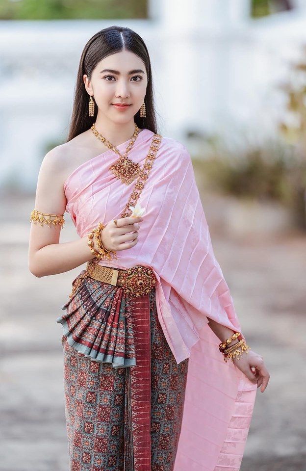 Phụ nữ Thái Lan thường chuộng diện trang phục truyền thống Thái với thắt lưng và phụ kiện như vòng, dây chuyền.
