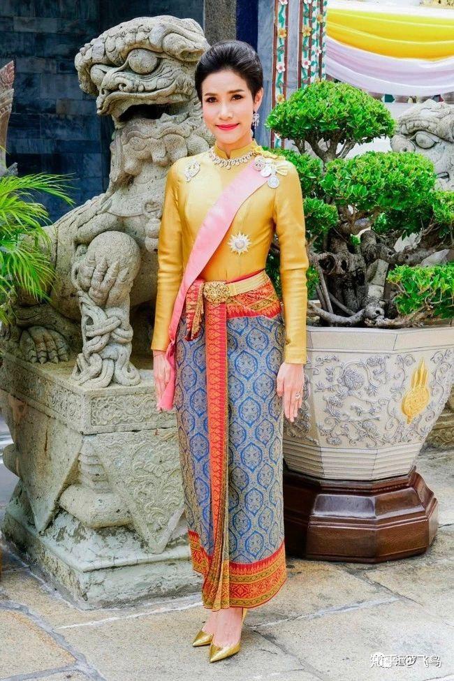 Hoàng quý phi Sineenat Wongvajirapakdi cũng thường diện trang phục truyền thống với những chiếc thắt lưng bằng vàng. Do sự thay đổi của thẩm mỹ thời trang thế giới, những chiếc thắt lưng được làm bằng vàng đã được tinh giản, sang trọng hơn rất nhiều. 