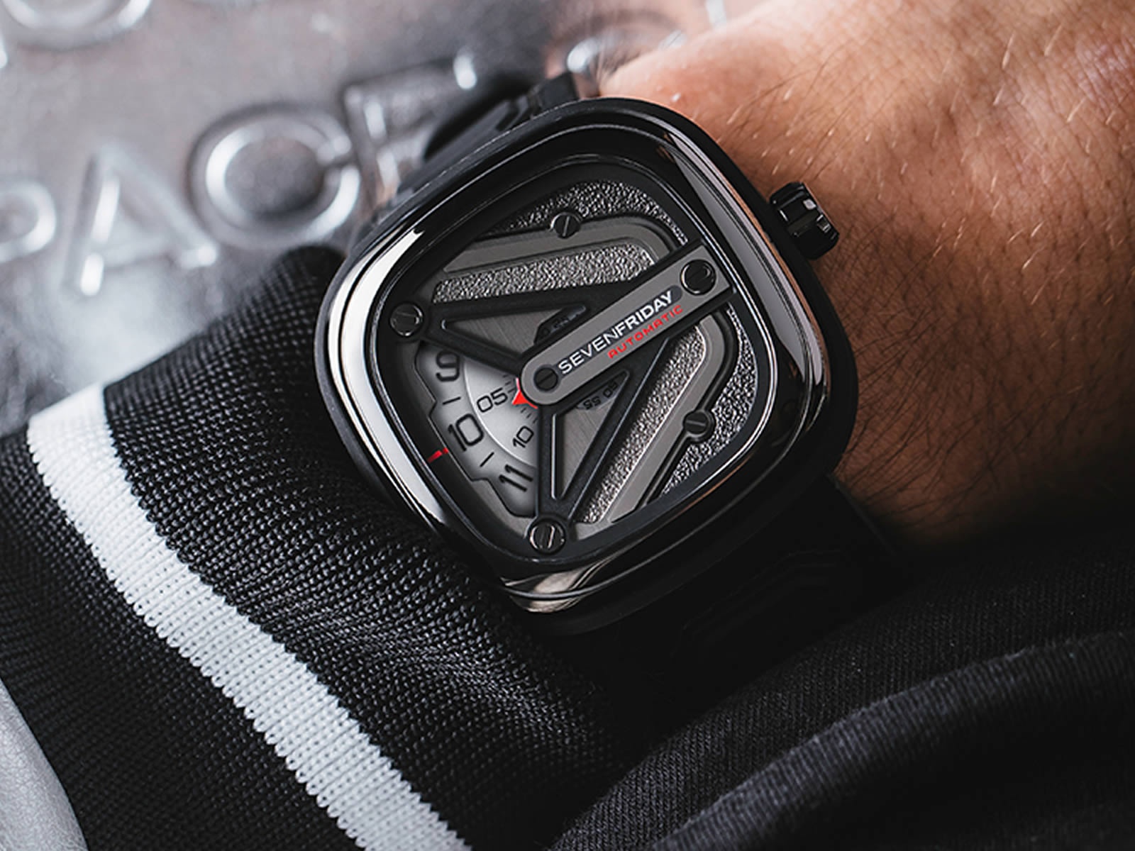 Sevenfriday M-Series mang thiết kế của tương lai, cơ cấu hiển thị giờ độc đáo khiến mẫu đồng hồ hấp dẫn nhiều người.