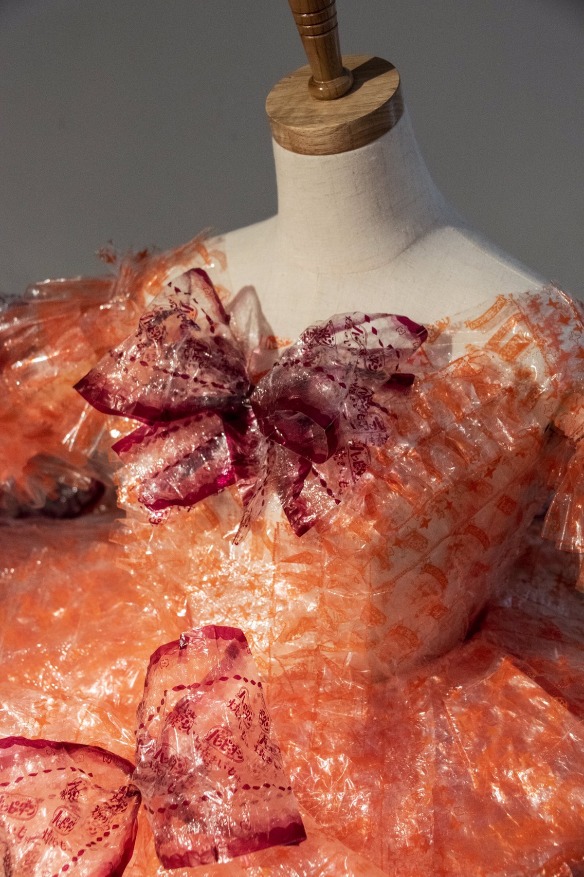 Dù là chất liệu tái chế, các chi tiết trên váy đều được chăm chút tỉ mỉ sao cho giống thật nhất.