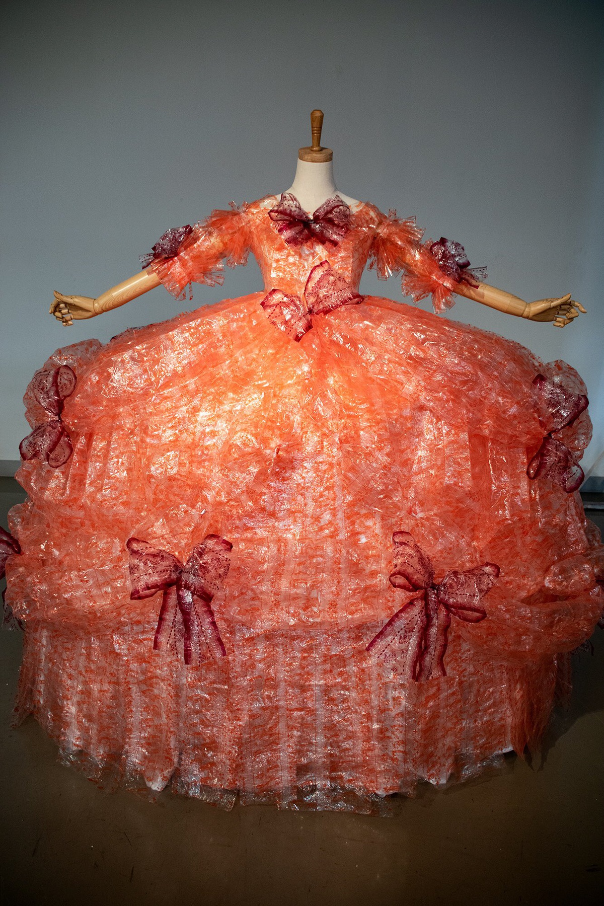 Chiếc váy được tạo ra với kích cỡ thực nên cần rất nhiều chất liệu may.