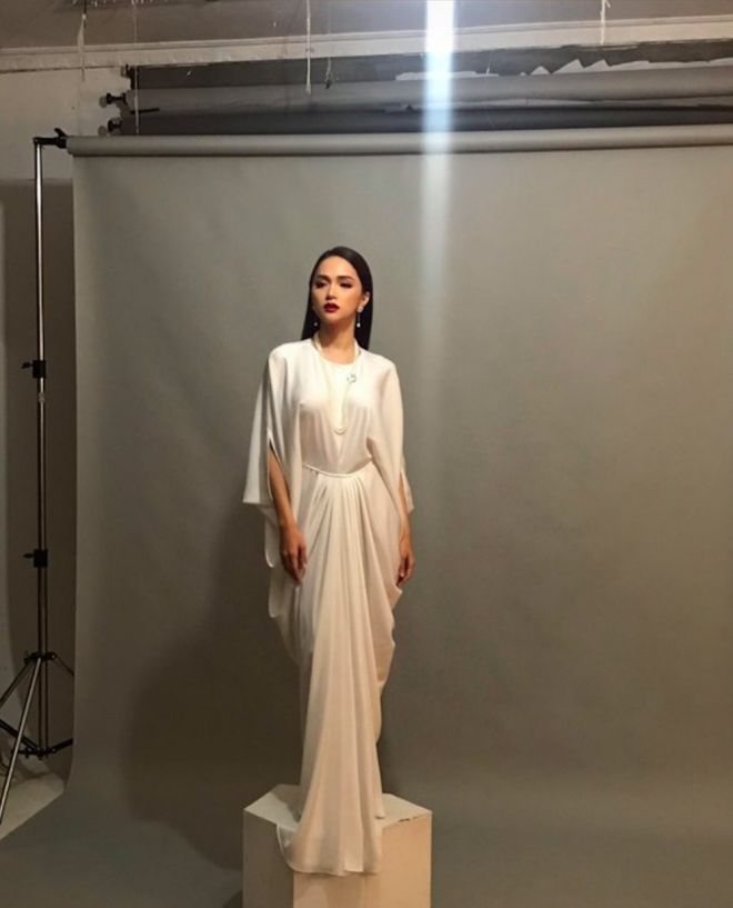 Đây không phải là lần đầu tiên Hương Giang gặp phải sự cố với trang phục lụa mỏng. Trong một bộ photoshoot với chiếc váy trắng, dáng dài đã xuất hiện chi tiết kém duyên dáng khi để lộ hết vòng 1 của nữ ca sĩ.