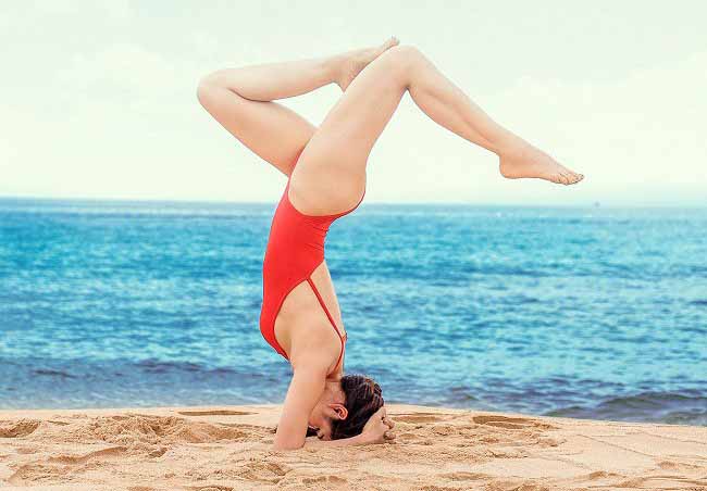 Mỹ nhân Việt khoe dáng nuột trong tư thế yoga trồng chuối