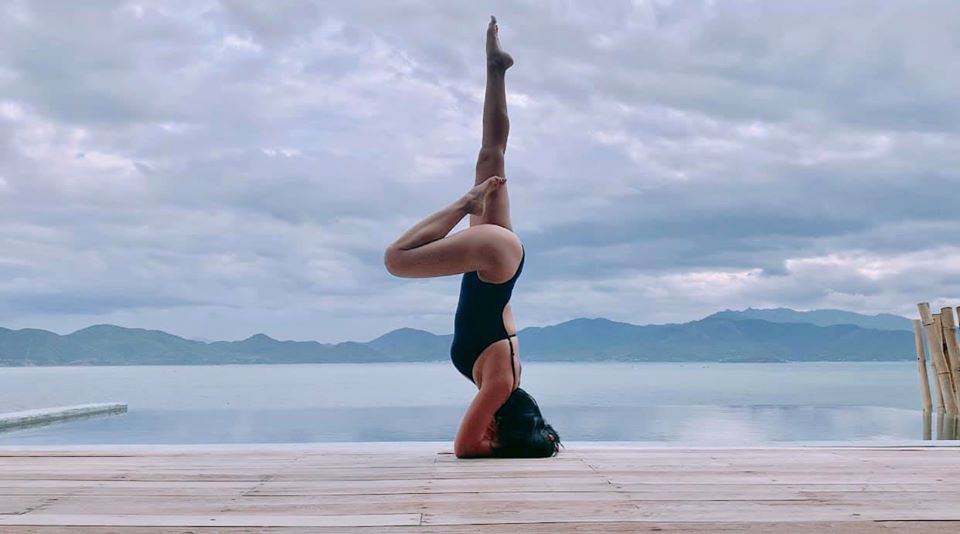 'Mẹ bỉm sữa' Ốc Thanh Vân cũng tận dụng thời gian khi đi du lịch để thực hiện các động tác yoga đồng thời khẳng định đây là một bộ môn giúp thư giãn rất tốt.