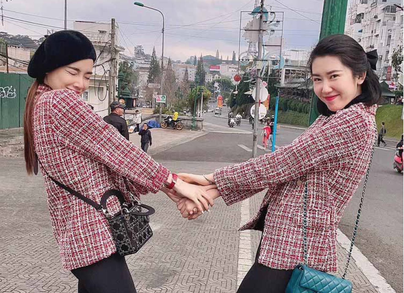 Nhã Phương - Thuý Ngân diện đồ đôi, gợi ý chị em Tết nay mặc gì cho sang?