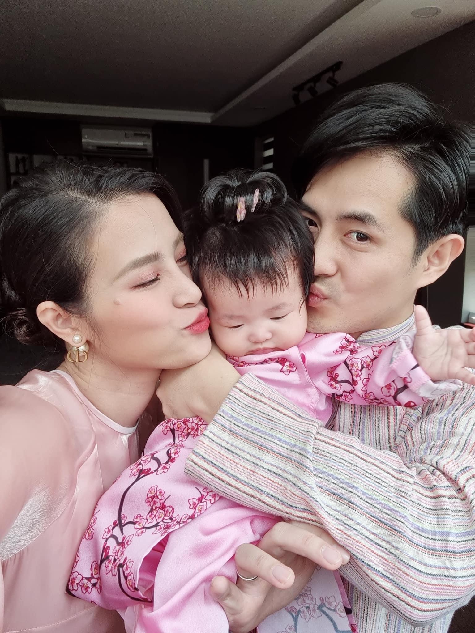 Gia đình nhỏ Đông Nhi - Ông Cao Thắng hạnh phúc khoe hình ảnh cô con gái đầu lòng mặc áo dài màu hồng xinh xắn trong ngày đầu năm mới. Cả gia đình lựa chọn tông hồng nhẹ nhàng ngày Mùng 1.