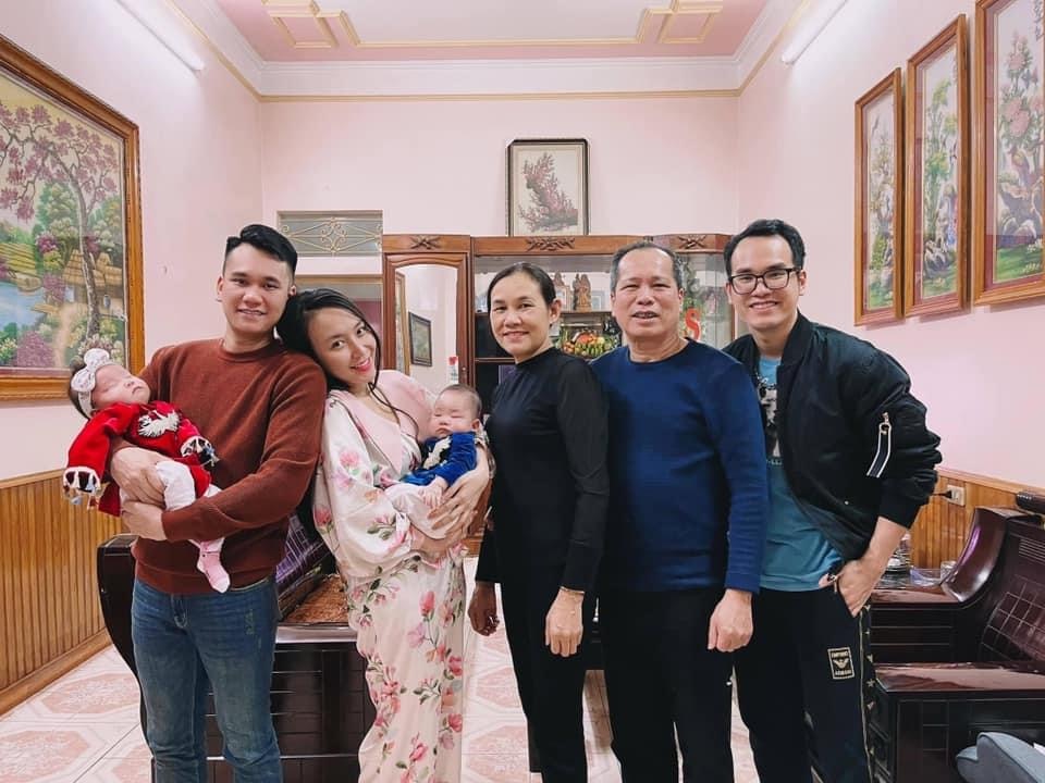 Gia đình Khắc Việt sum vầy, đông đủ. Năm nay, nam ca sĩ cũng chào đón 2 thiên thần nhỏ 'gia nhập' vào gia đình, một trai và một gái vô cùng đáng yêu.