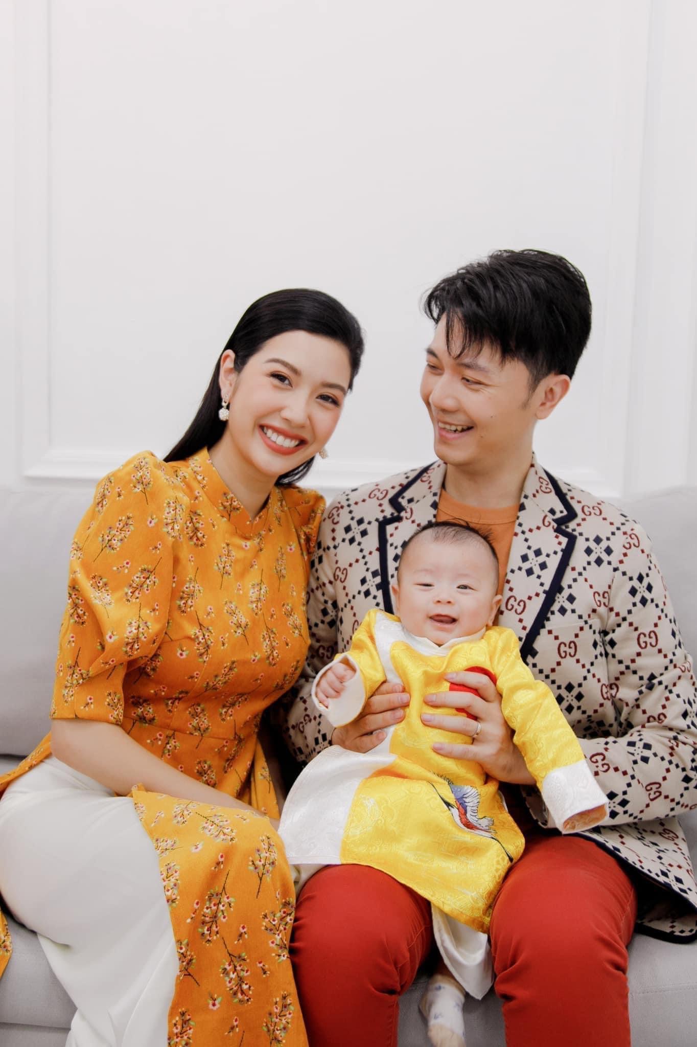 Hoa hậu Thuý Vân và chồng chia sẻ niềm hạnh phúc cùng cậu con trai đầu lòng trong ngày đầu năm mới. Cậu bé kháu khỉnh, cười toe toét khi chụp hình cùng bố mẹ trong trang phục áo dài vàng nổi bật.