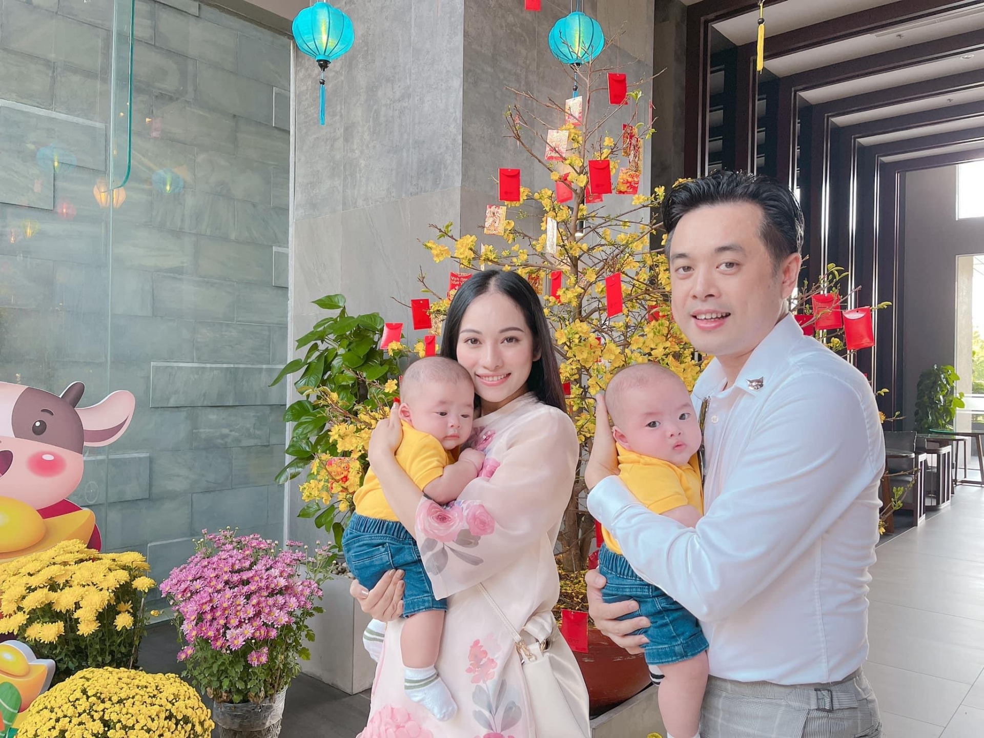 Gia đình nhạc sĩ Dương Khắc Linh - Sara Lưu khoe 2 cậu con trai sinh đôi vô cùng đáng yêu bên một góc nhà đầy sắc màu hoa ngày đầu năm mới.
