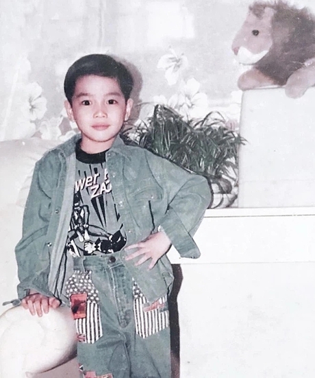 Hình ảnh lúc bé của Huy Trần cũng được cư dân mạng lùng sục. Khi nhỏ ảnh chàng đã sở hữu nét đẹp nam thần.
