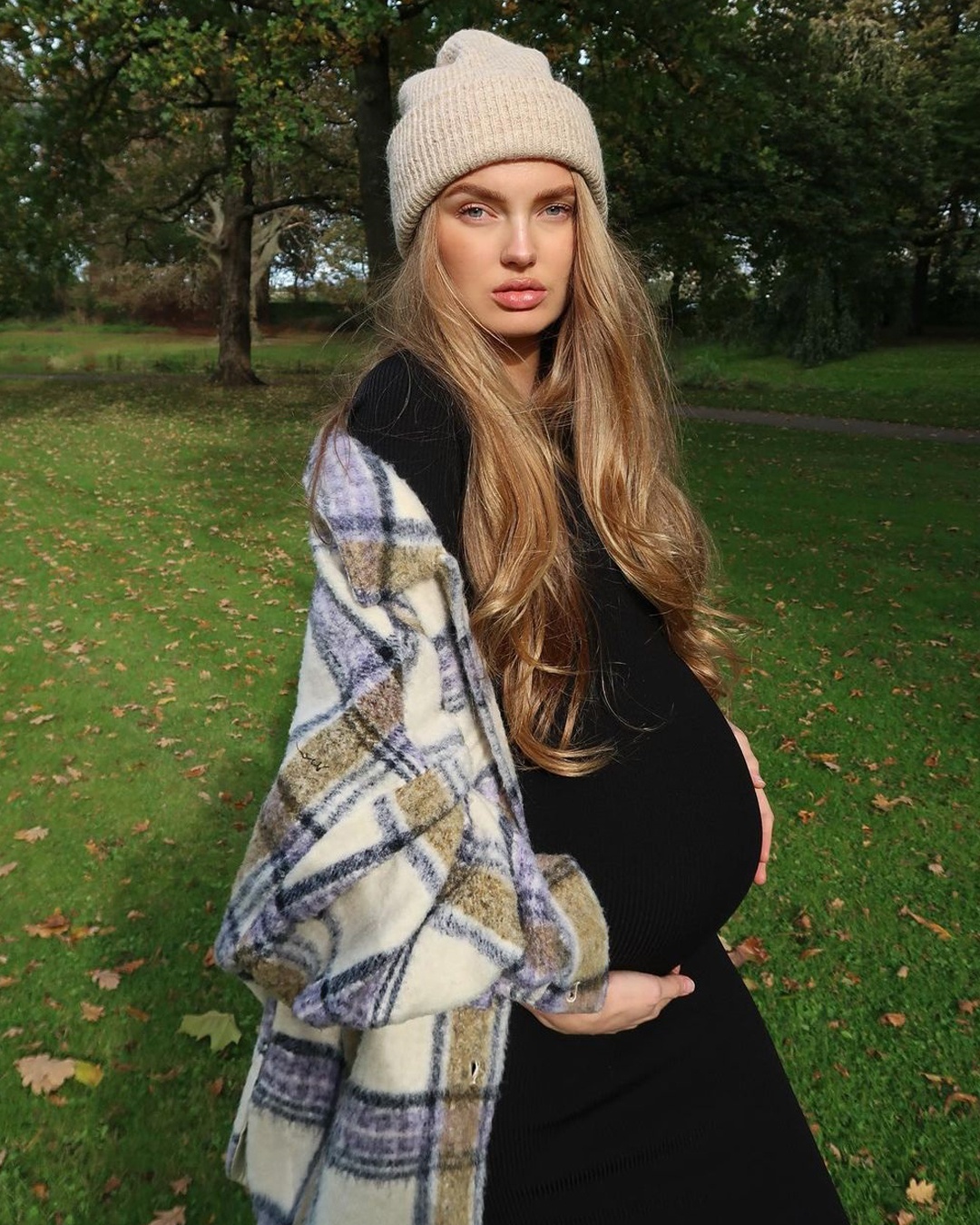 Dù mang thai, Romee Strijd vẫn chuộng những mẫu đầm ôm body. Nữ người mẫu gốc Hà Lan thích chất liệu thun co giãn, mát mẻ dù là đồ đông hay hè.