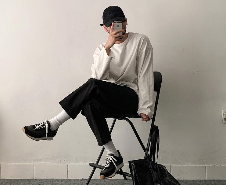 Đối với những ngày trời mát mẻ, Kim Hyeong chuộng mặc những chất liệu mỏng, nhẹ nhàng. Anh áp dụng công thức phối màu đen trắng với quần tây, áo tay dài, giày sneaker và mũ lười trai. 