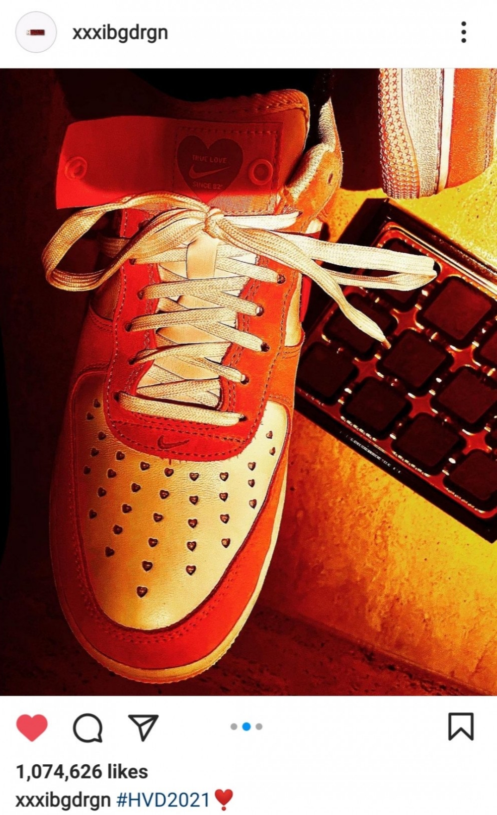 Sau bức ảnh G-Dragon đăng tải đôi giày Nike Air Force 1 Valentine thì giá trị bản lẻ của đôi giày đã tăng vọt, cũng đủ hiểu được tầm ảnh hưởng của anh chàng đối với ngành thời trang.