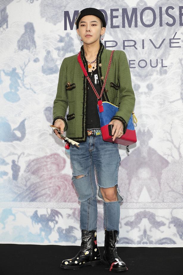 G-Dragon luôn biết cách tạo phong cách cá nhân khi kết hợp item luxury với những món đồ thời trang đường phố.