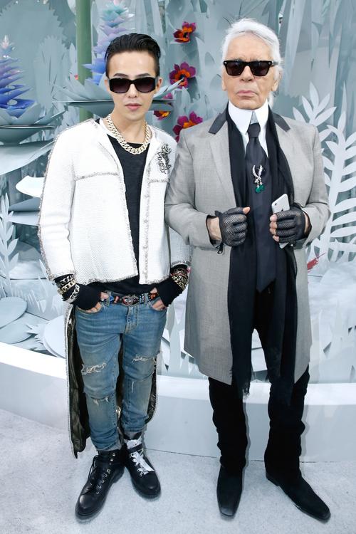 G-Dragon và cựu giám đóc sáng tạo Chanel - Karl Lagerfeld có mối quan hệ khá thân thiết. Anh luôn là gương mặt 'front-seat' trong các show của thương hiệu Pháp.