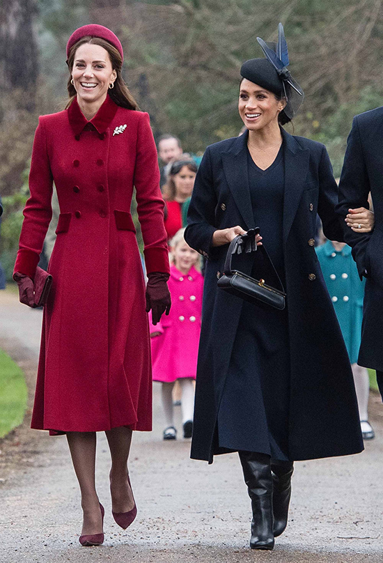 Công nương Kate từng ghi điểm với áo khoác dài chất liệu dạ phối nhung màu đỏ nổi bật. Cô nàng diện trang phục trong dịp Giáng Sinh năm 2018.